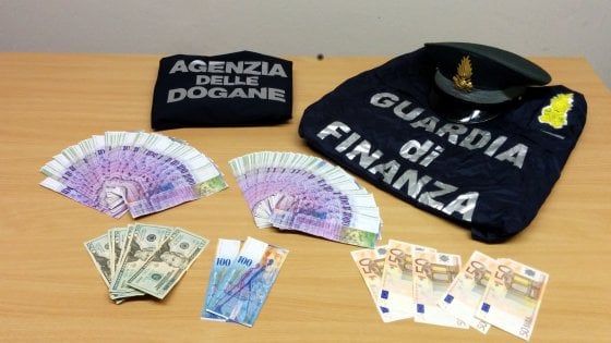 Malpensa, traffico illegale di valuta, multe per 600mila euro: le banconote nascoste in pennarelli e fustini detersivo 