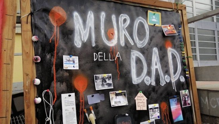 Milano, i liceali del Boccioni creano il Muro della Dad: "Ci attacchiamo i nostri pensieri per colmare il vuoto delle lezioni da casa"