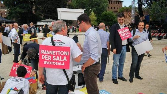 Elezioni Milano: pop e cantautori per Sala, Parisi sfila al flash mob. Sarà lotta all'ultimo voto