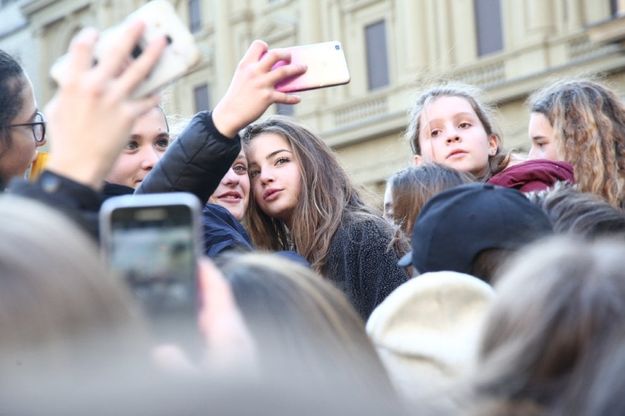 Firenze, teenager in delirio per i protagonisti del reality "Il Collegio"