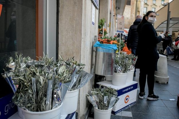 Napoli, tra i fiori al supermercato spunta il rametto d'ulivo