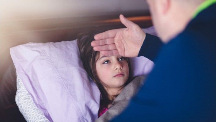 Salgono i ricoveri dei bambini: "Omicron li colpisce di più"