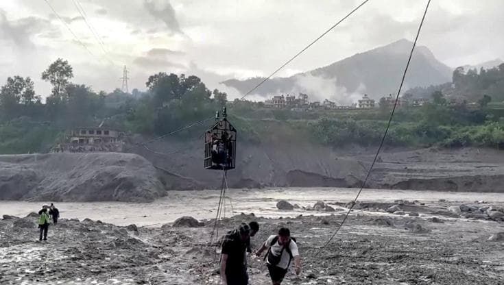 Nepal, attraversano il fiume con una zip line artigianale: così gli abitanti controllano le case