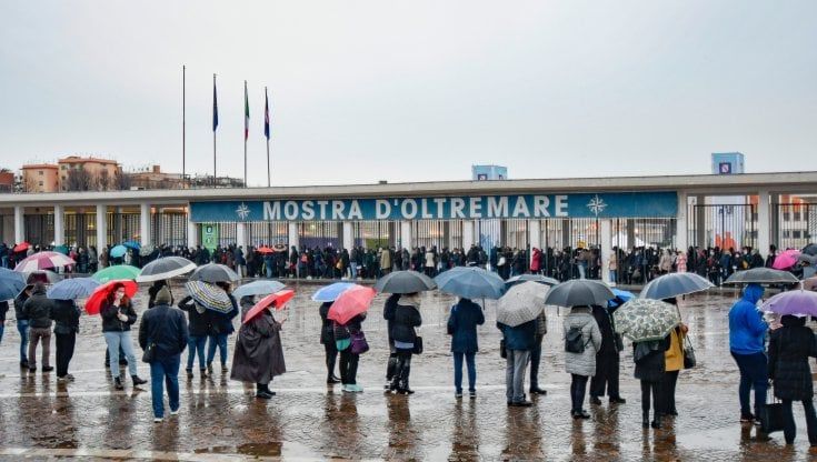 Covid, la Campania tra le regioni con il maggior numero di vaccini effettuati ma è polemica sulle file a Napoli