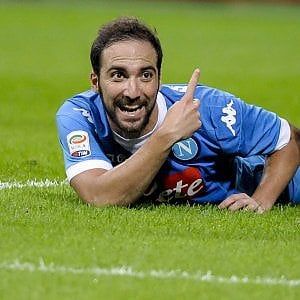 Il Napoli reagisce, assalto a Herrera per zittire Higuain