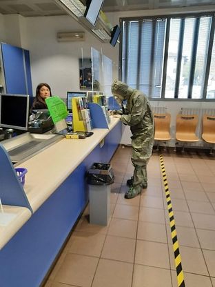 Rivarolo, in coda alle Poste con tuta e maschera antigas