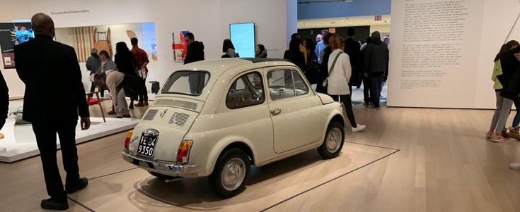 E al Moma tutto il pubblico intorno alla Fiat 500