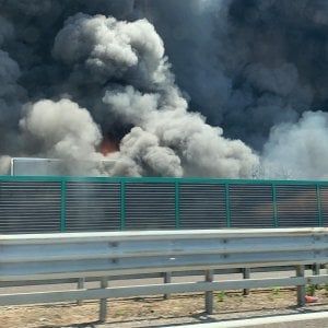 Brendola, provincia di Vicenza, a fuoco fabbrica di vernici: chiusa la A4 in entrambe le direzioni