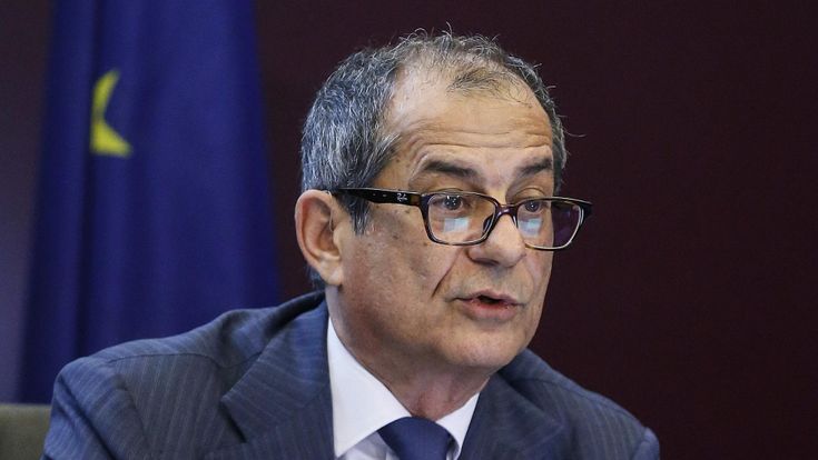 Tria, il ministro sotto schiaffo