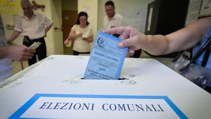 Casalnuovo, polemiche per il dirigente comunale che invita a votare Romano