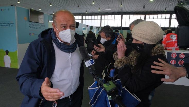 Vaccini, viaggio nel caos dell'hub Fiera. Il commissario Costa: "Colpa dei palermitani"