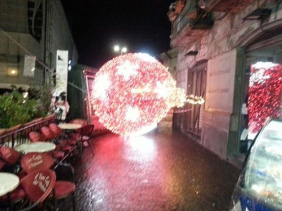 Si rovescia palla luminosa in piazza Trieste e Trento