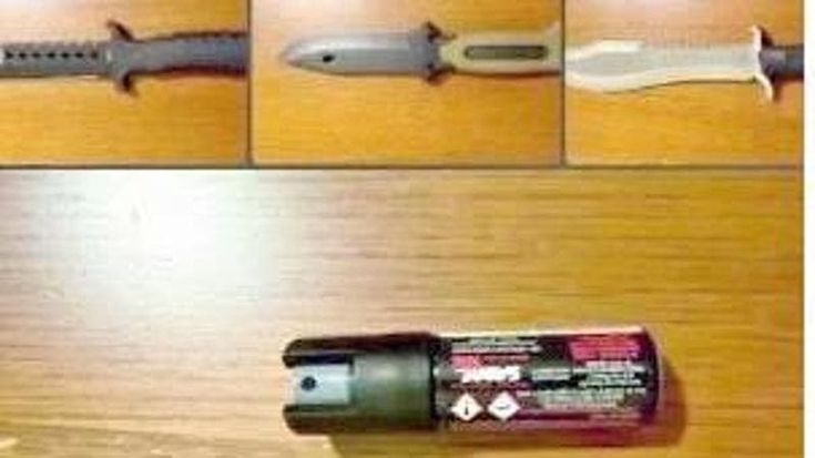 Prof ferita, a Centocelle l’arsenale nella cameretta: la mania di coltelli e pistole soft air
