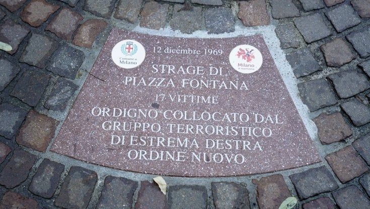 Strage di piazza Fontana, a Milano cerimonia a distanza e testimonianze sotto la lapide che ricorda le vittime