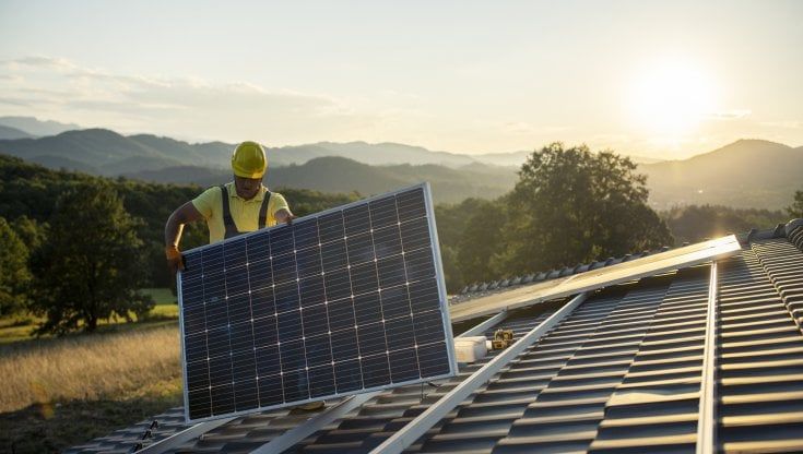 Fotovoltaico in Italia: “Cresce ma gli obiettivi al 2030 restano lontani”