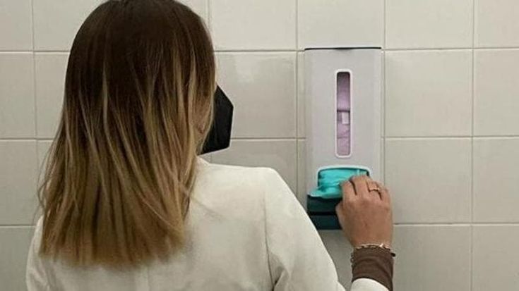 Assorbenti gratuiti in scuole e uffici, Nichelino fa da apripista: “Il ciclo non deve essere un tabù”