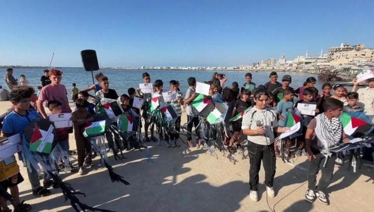 Gaza, la protesta dei bambini dopo il divieto di Netanyahu: "Perché ci togliete aquiloni e sogni?"