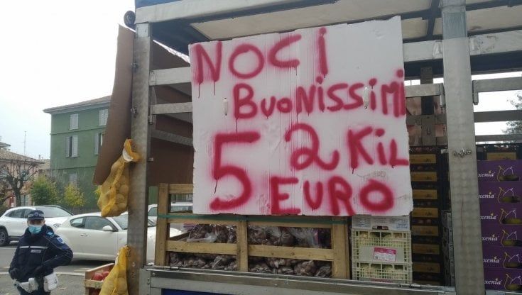 Vende frutta e verdura in via Mantova: multa di 5mila euro a un ambulante e duemila euro di merce sequestrata
