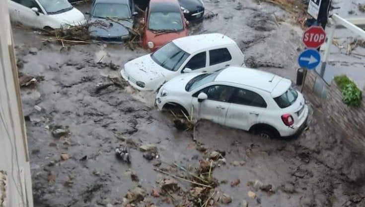 Maltempo in Calabria: a Scilla fiumi di fango trascinano auto e detriti