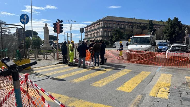 Voragine a Napoli davanti al Maschio Angioino: in corso l’ispezione: forse causata da banda del buco