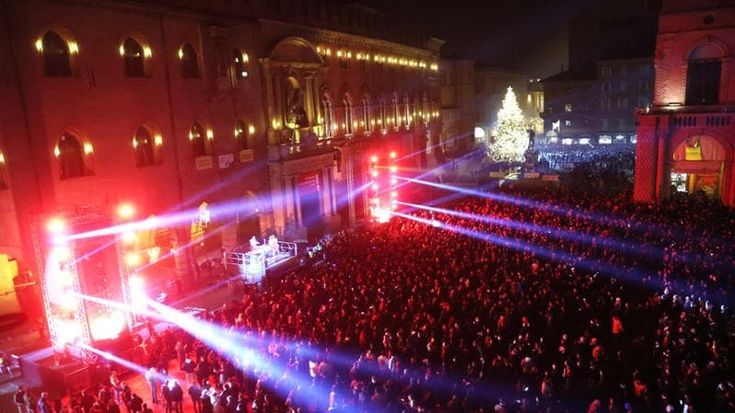 Capodanno a Bologna, piazza Maggiore aperta a 9mila persone e botti vietati