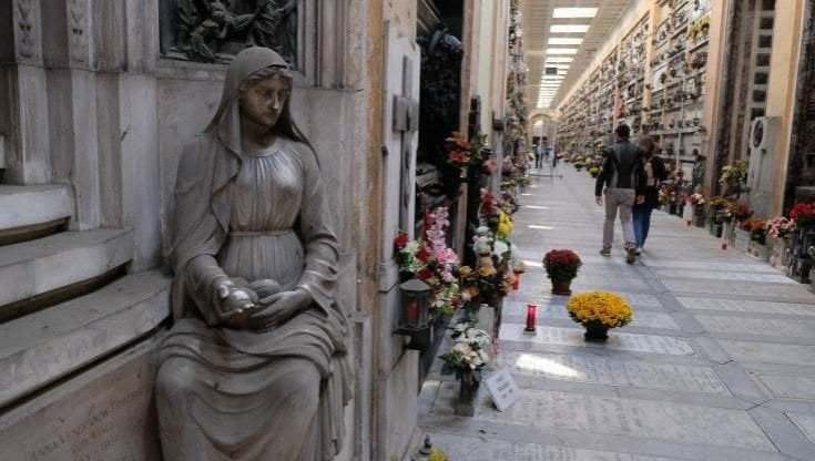 Senza soldi per l'ultimo saluto, il Comune di Bologna paga le esequie 