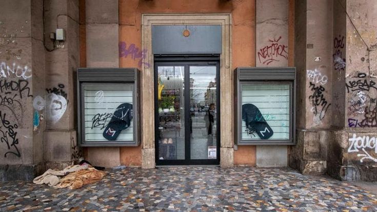 Piazza Vittorio, stop alle teche abusive sotto i portici