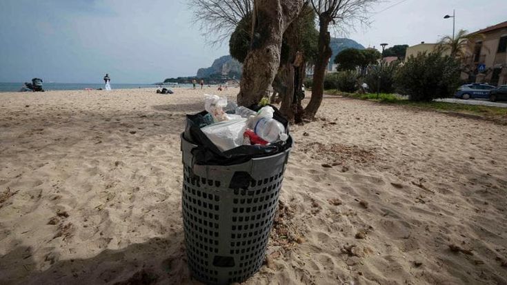 Via sabbia e rifiuti, parte lunedì la pulizia di Mondello