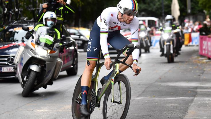 Giro d'Italia, un treno a 100 all’ora: Ganna in rosa con la bici spaziale
