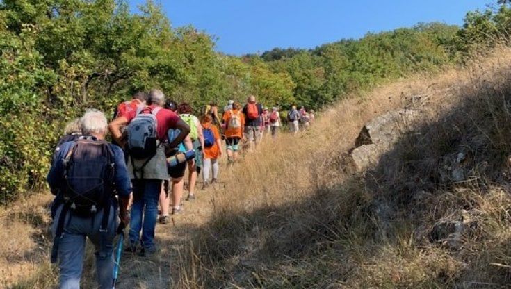 Manifestazione contro la ricerca di titanio sul Beigua: 300 escursionisti, sindaci e ambientalisti in marcia