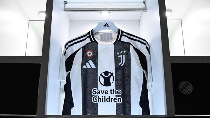 Juve, in attesa del nuovo sponsor sulle maglie il logo Save the Children