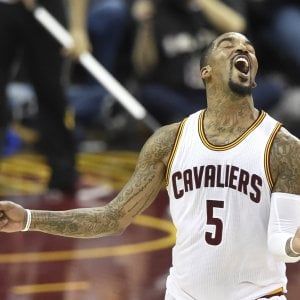 Basket, Nba: Golden State travolge Orlando, Cleveland vince ma perde Irving