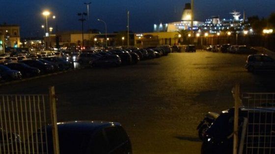 Bari, 15enne violentata al porto: i 5 indagati si sono intrufolati da un cancello rotto