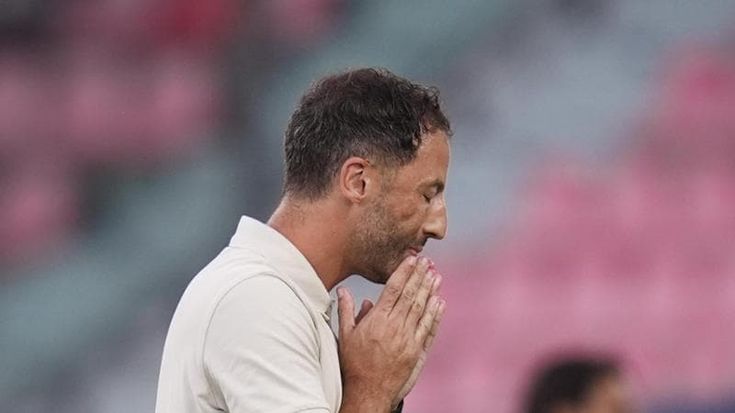 Tedesco, l’esonero più veloce della storia rossoblù. Il club: “Lo ringraziamo per il lavoro svolto”
