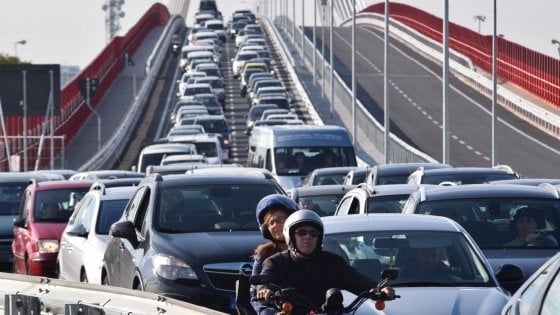 Bari, chiude per lavori un tratto di strada: traffico in tilt sul ponte dell'Asse nord-sud