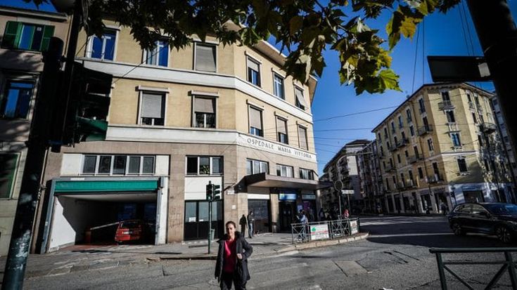 Scappa dall’ospedale scalzo e seminudo, anziano con la polmonite si ripara in un bar