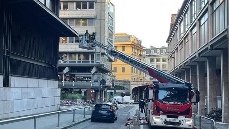 Cade lastra di metallo da palazzo di Giustizia, interdetto il marciapiede lungo tutto il perimetro
