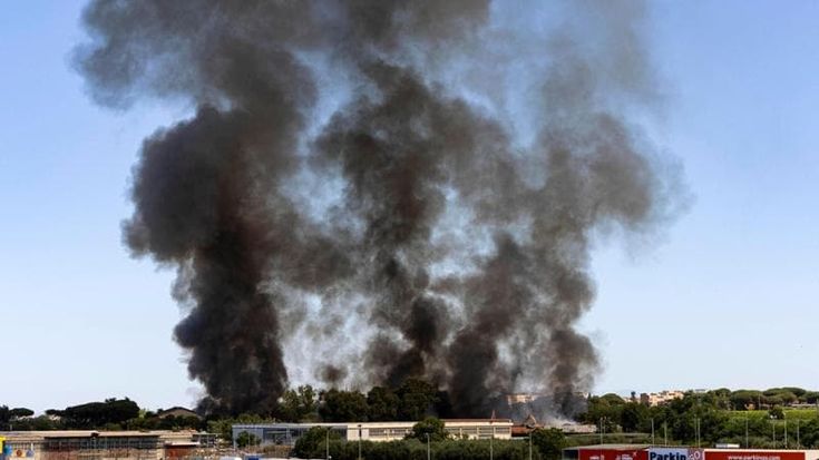 Incendio a Ciampino, i primi risultati delle analisi Arpa: “Particolato nei limiti anche a Roma”. Attesa per i dati sulla diossina