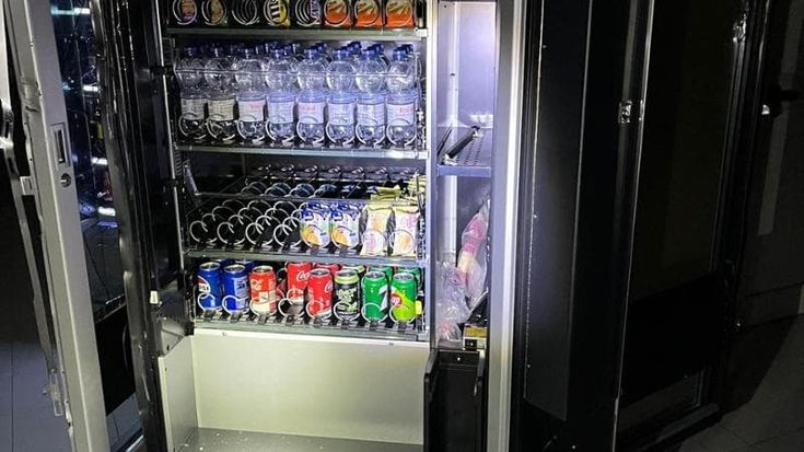 Salento, quinto raid in una scuola in un mese. Vandali nel “Calasso” di Lecce. Svuotati distributori