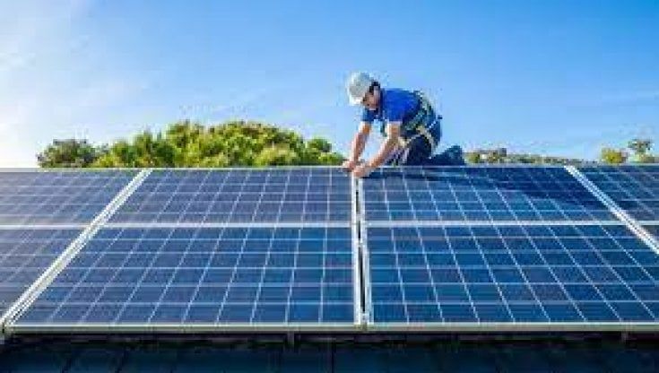 Rinnovabili, la spinta del Superbonus: due impianti nuovi su tre nel 2022 grazie agli incentivi