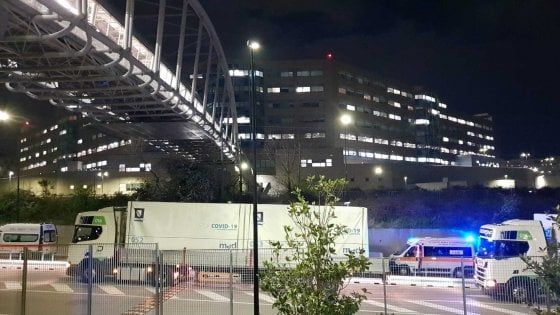 Napoli, il primo Covid Center da campo con 72 posti letto di terapia intensiva