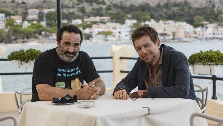 Delitto e sberleffo: l'allegra brigata di "Màkari" diverte con leggerezza