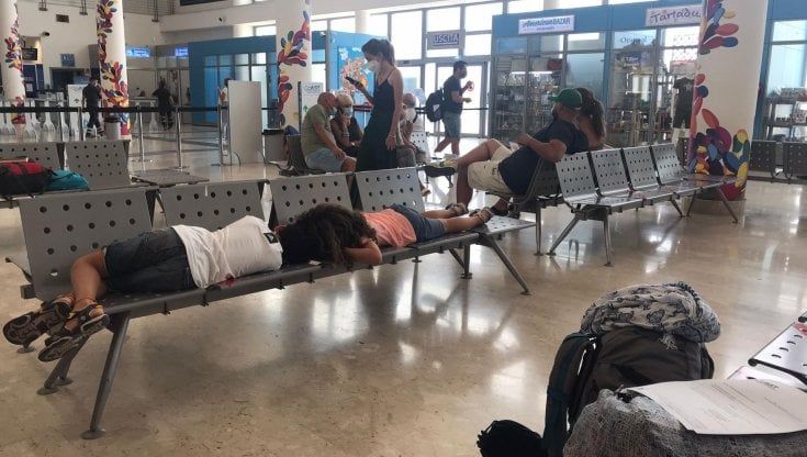 Lampedusa, niente carburante: passeggeri bloccati in aeroporto da ieri sera