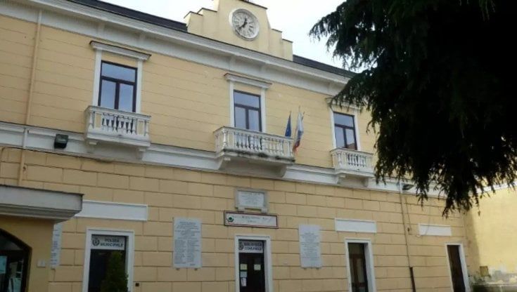 Consiglio di mattina per la maternità della segretaria, polemica nel Casertano