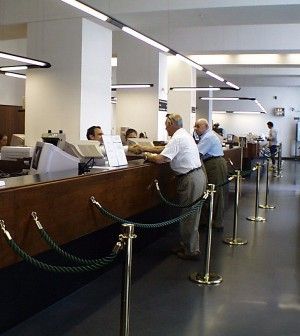 Il 2014 &egrave; pi&ugrave; sicuro in filiale: dimezzate le rapine in banca, bottino medio a 28mila euro