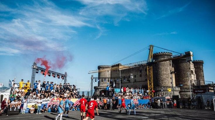 Calcio di strada e street dance, piazza Municipio a Napoli, arena urbana per un weekend