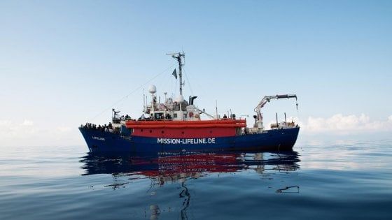 Migranti, italiani spaccati sul respingimento dei barconi. Sì all'accoglienza, ma se lavorano gratis