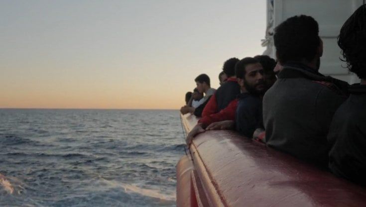 Le navi Ong si avvicinano ma l'Italia le blocca in rada: "Sbarco solo per i fragili"