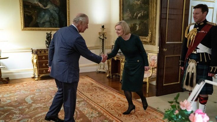 Regno Unito, nuova gaffe di Carlo III all'incontro con Liz Truss: "Sei ancora qui?"
