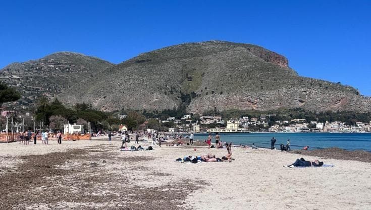 Spiaggia di Mondello, l’Italo belga ricorre al Tar contro i bandi della Regione per i lidi privati